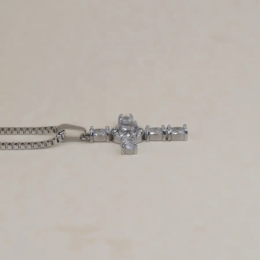 Kreuz Halskette mit Zirkon - Neu im Sortiment bei SHELAGO