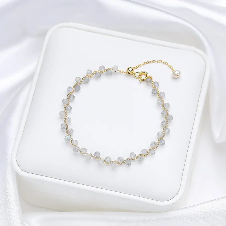 zweireihiges Steinarmband mit kleinen grauen Steinchen