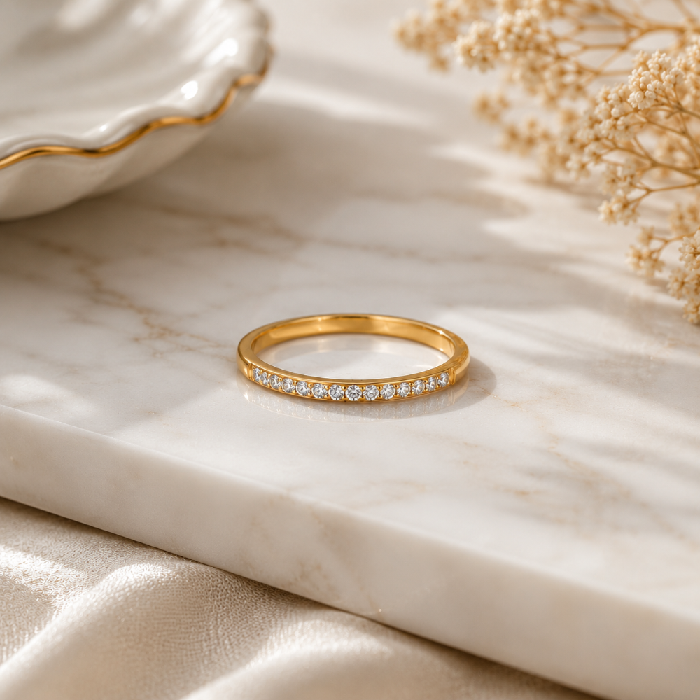 Dünner Zirkonia Pavé Ring Damen, vergoldet - eleganter Glanz mit klaren Kanten, entdecke den dünnen Zirkonia Pavé Ring in Gold - Shelago Schmuck