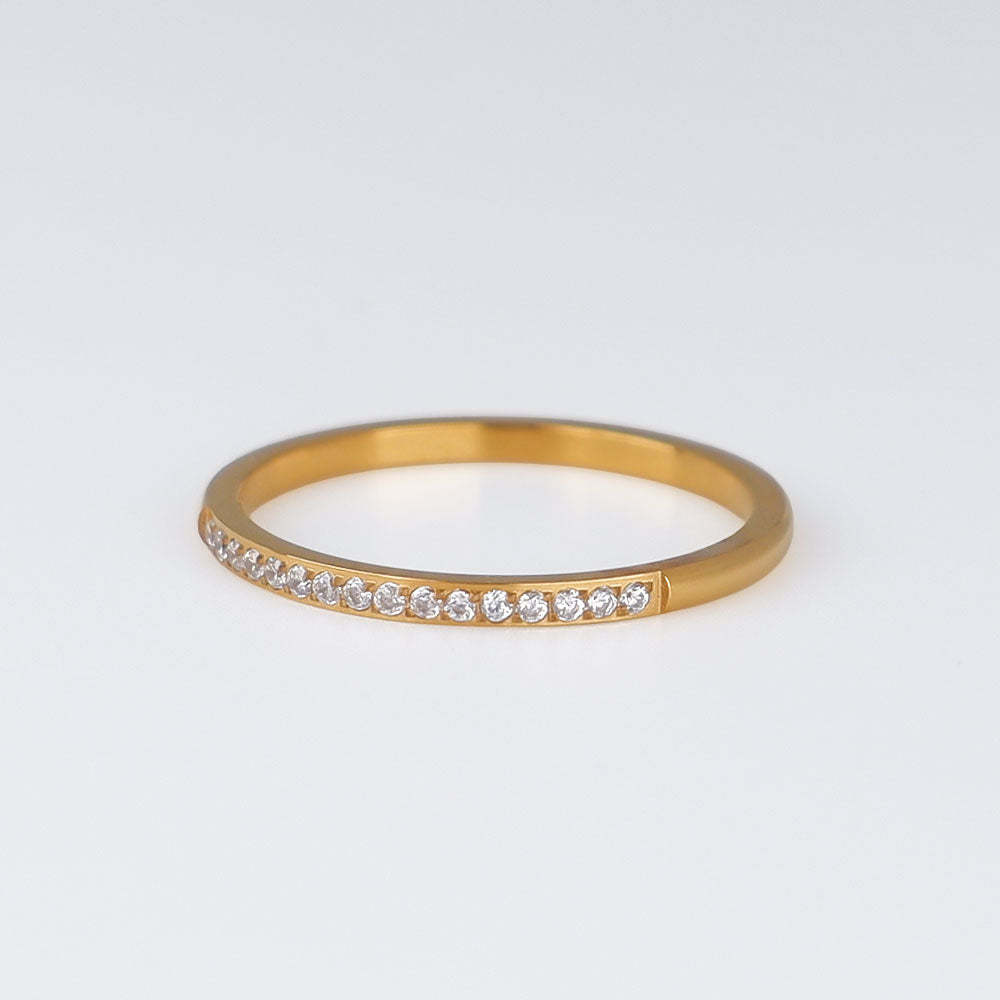 Dünner Zirkonia Pavé Ring Damen, vergoldet - eleganter Glanz mit klaren Kanten, entdecke den dünnen Zirkonia Pavé Ring in Gold - Shelago Schmuck