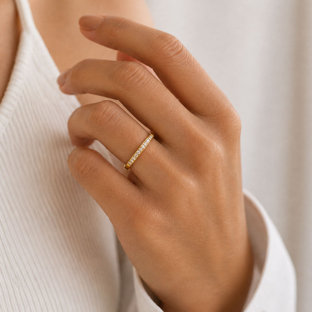 Dünner Zirkonia Pavé Ring Damen, vergoldet - eleganter Glanz mit klaren Kanten, entdecke den dünnen Zirkonia Pavé Ring in Gold - Shelago Schmuck