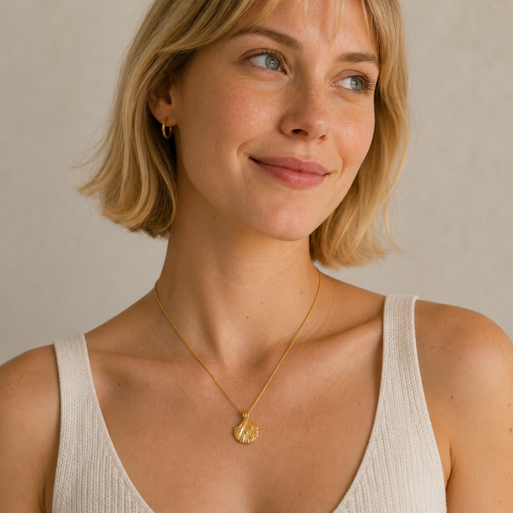 Muschel Anhänger Halskette Gold mit Zirkonia, Edelstahl vergoldet, Vergoldete Muschel Halskette mit Zirkonia, maritim und elegant, SHELAGO SCHMUCK