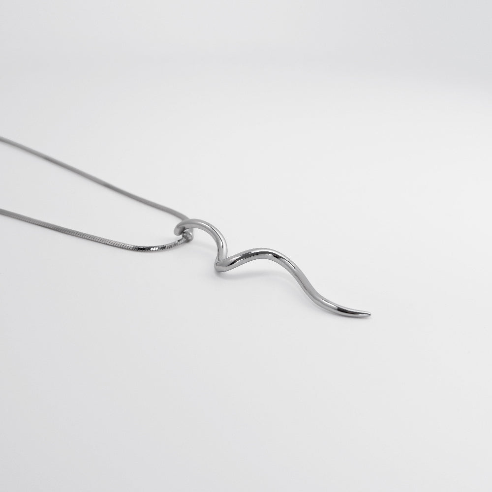 Twist Anhänger Halskette Edelstahl, Silber oder vergoldet-Minimalistische Twist Halskette aus Edelstahl - eleganter Wellen Anhänger in Silber oder vergoldet-Shelago Schmuck