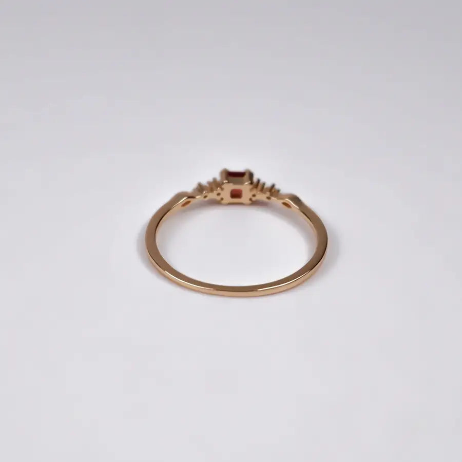 Tauche jetzt ein in die Welt der Eleganz, die zeitlose Schönheit des Rings verleiht jedem Outfit subtile Eleganz & Schönheit. Jetzt entdecken auf shelago.com!