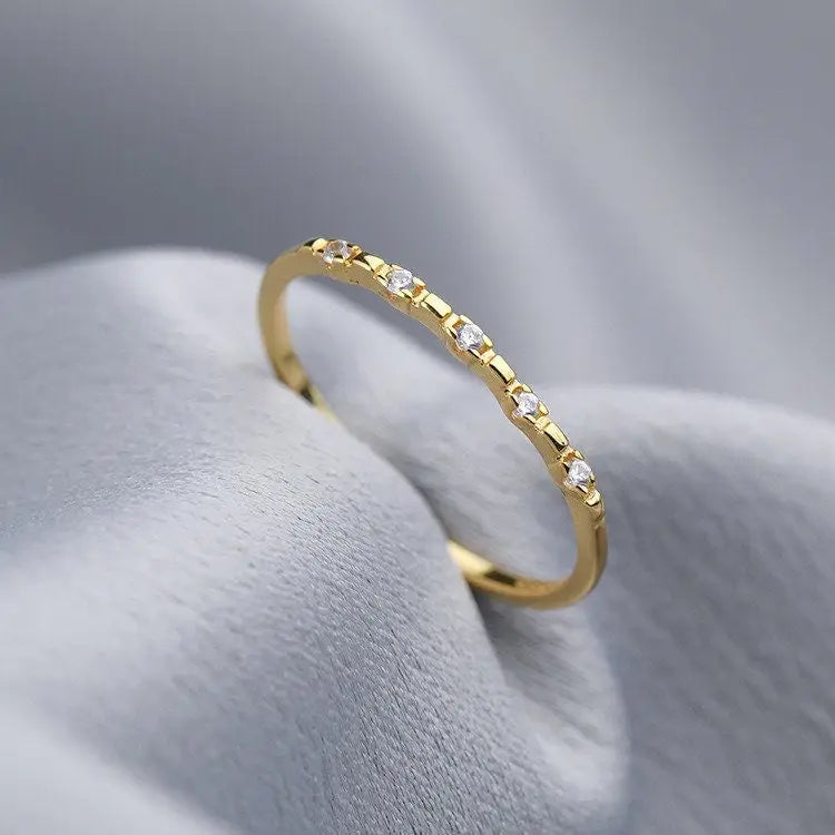 feiner Ring mit Zirkon Steinen-eleganter Fingerschmuck-Ring