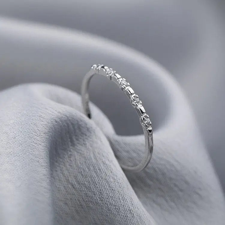 feiner Ring mit Zirkon Steinen-eleganter Fingerschmuck-Ring