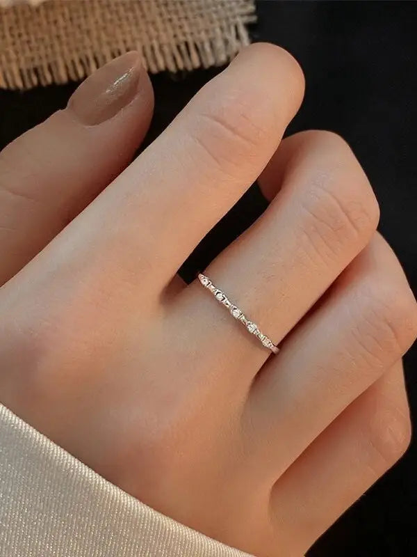 feiner Ring mit Zirkon Steinen-eleganter Fingerschmuck-Ring