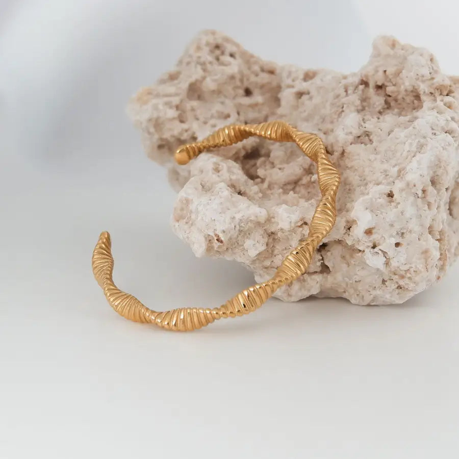 Golden Twist Armreif, Twist Armreif Damen, Edelstahl Armreif Damen, Armreif Gold Damen, Damen Armreif vergoldet, SHELAGO SCHMUCK