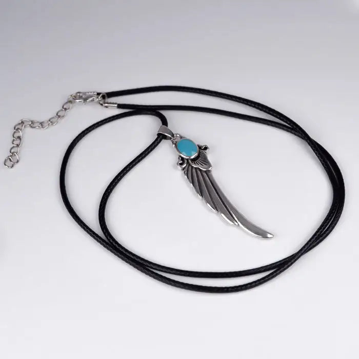 Halskette mit Flügel Anhänger-Kette mit recyceltem Silber Anhänger-Kette aus recyceltem Silber-schwarze Lederkette mit Anhänger-Flügel Anhänger mit blauem Emaille-Shelago Schmuck