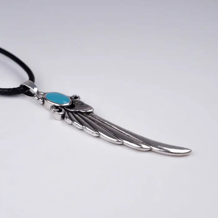 Halskette mit Flügel Anhänger-Kette mit recyceltem Silber Anhänger-Kette aus recyceltem Silber-schwarze Lederkette mit Anhänger-Flügel Anhänger mit blauem Emaille-Shelago Schmuck