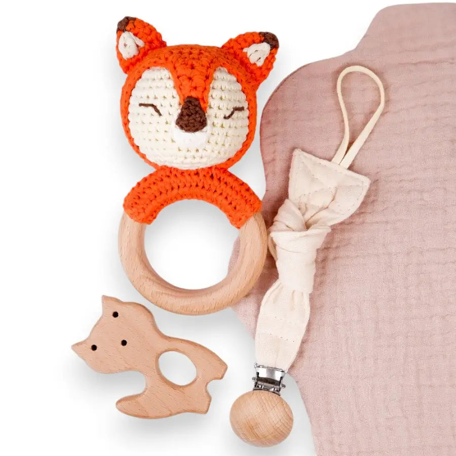 Mitbringsel zur Geburt-Babyrassel Fuchs-3-teilige Baby Set-Nuckelkette aus Baumwolle-Geschenk Set Baby-gehäkelte Fuchs Rassel-SHELAGO EU