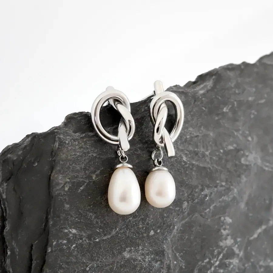 vergoldete Ohrstecker mit Perle-Ohrstecker Gold Perle-Knoten Ohrstecker mit Perle-elegante Damen Ohrringe-Knoten Design Ohrstecker-SHELAGO SCHMUCK