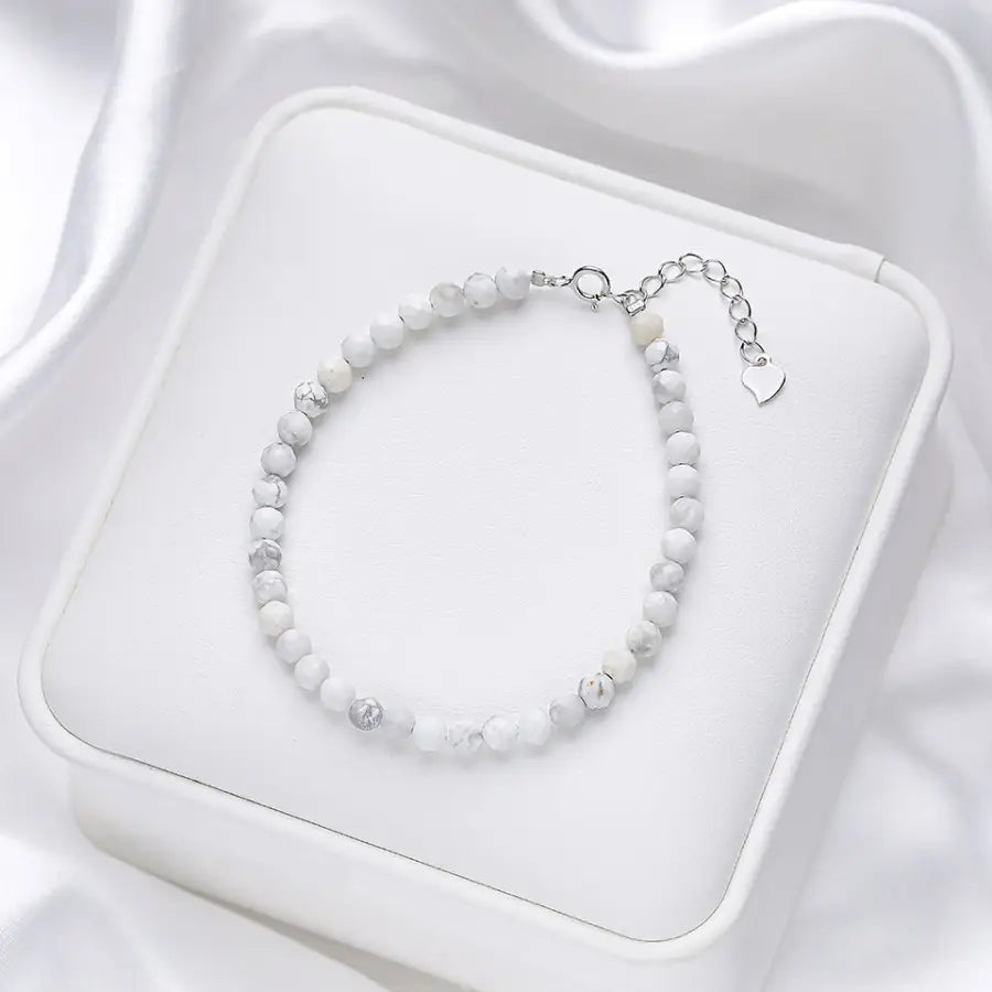 Perlen Steinarmband mit kleinen weiß-grauen Steinchen