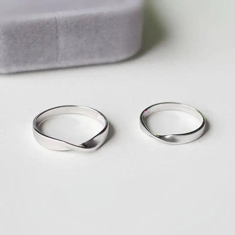 verdrehter Ring-Fingerring matt-feiner