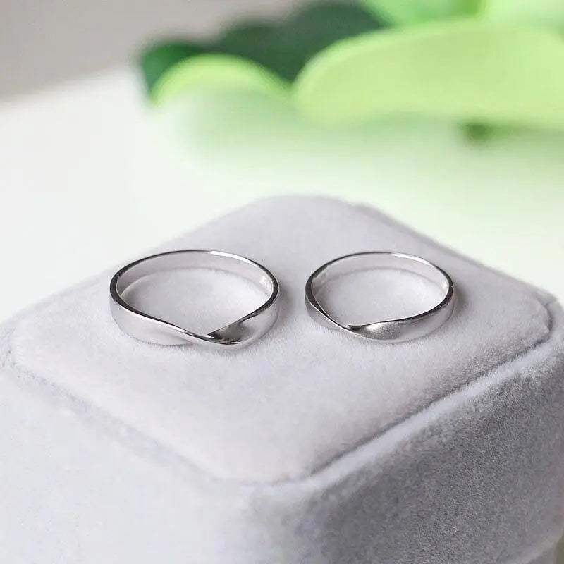 verdrehter Ring-Fingerring matt-feiner