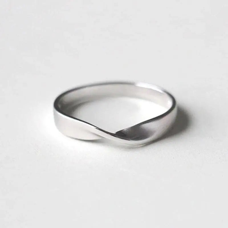 verdrehter Ring-Fingerring matt-feiner